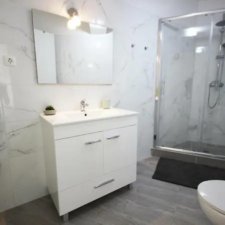 Апартаменты Completely Renovated Apt ☼ Pool, Parking, Balcony *