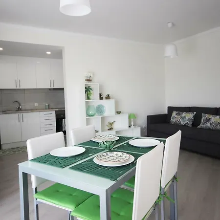 Completely Renovated Apt ☼ Pool, Parking, Balcony