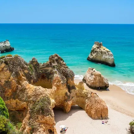 Completely Renovated Apt ☼ Pool, Parking, Balcony Apartmán
